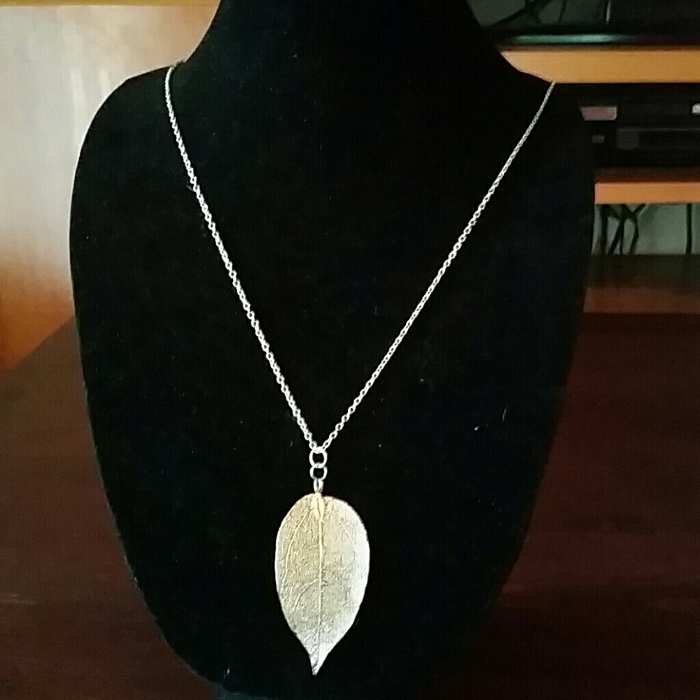 The Pendant Leaf Pendant Necklace